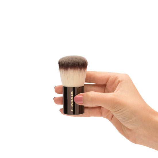 Hourglass Nº 7 Finishing Brush – Pudra ve Fondöten Bitirme Fırçası