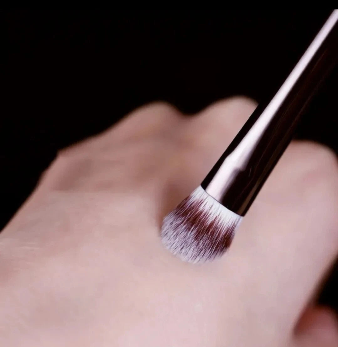 Hourglass  Nº 3 All Over Shadow Brush – Göz Kapağı Far Fırçası