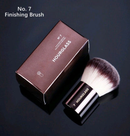 Hourglass Nº 7 Finishing Brush – Pudra ve Fondöten Bitirme Fırçası